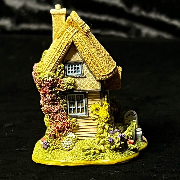 Lilliput Lane | The Tooth Fairy | England Collection - Picture 9 of 16